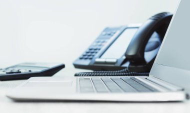 İş ve iletişim. Laptop ve vop telefon ofiste, elinizi kapatın. Finans grafikleri. Bilgisayar masanın üstünde. IP telefonu, soğuk telefon. Denetleme ya da muhasebe. İndüksiyon bayrağı