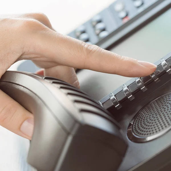 Negocios Comunicaciones Telemarketing Usando Teléfono Vocal Oficina Primer Plano Mano —  Fotos de Stock