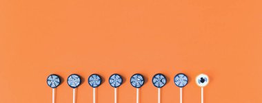 Turuncu arka planda örümceklerle dolu Cadılar Bayramı şekerleriniz kutlu olsun.