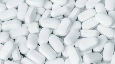 Masadaki beyaz tabletlerin ya da hapların geçmişi. İlaç ve eczane