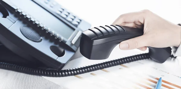 Comunicazioni Commerciali Grafici Finanziari Usando Telefono Voip Ufficio Primo Piano — Foto Stock