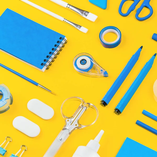 明るい黄色の背景に割り当てられたオフィス用品や学校の白と青の文房具 学校や教育や工芸の概念に戻るための組織化されたクールリング 選択的焦点 — ストック写真