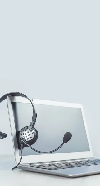 Laptop Mockup Bildschirm Und Kopfhörer Auf Grauem Schreibtisch Und Schlichtem — Stockfoto