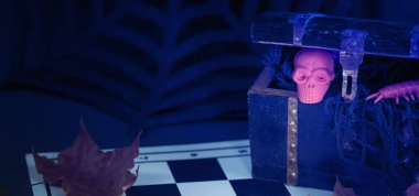 Cadılar Bayramı partisi hazırlandı. Göğsünde pembe bir delik var. Ölüm sembolü. Korku ve korku konsepti. Dia de los Muertos ve Cadılar Bayramı. Karanlık temalı pankart