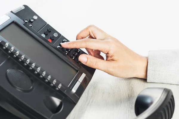 Negocios Comunicaciones Usando Teléfono Vocal Oficina Acercamiento Mano Con Receptor —  Fotos de Stock