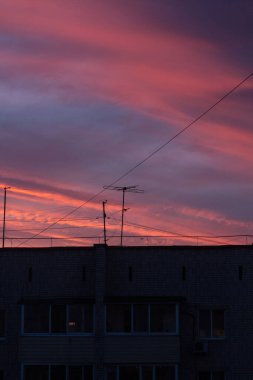 Şehrin üzerinde muhteşem pembe gün batımı