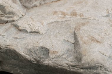 Değişik desenlere ve gölgelere sahip taş dokusu ağırlıklı olarak sıcak.