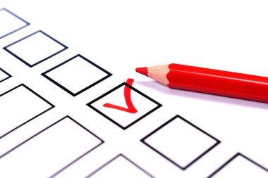 Onay kutuları ve oylama, seçim kavramı için kırmızı kalem ile beyaz bülten. Metin için yer kopyalayın.