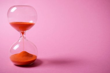 Turuncu, pembe arka plan kum kum saati.