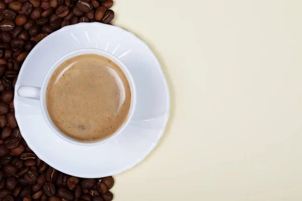 Fehér csésze kávé, dupla-tone háttér — Stock Fotó