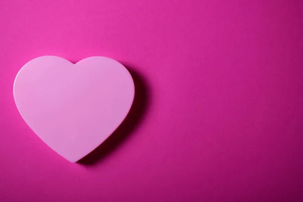 Belo coração rosa no fundo magenta gradiente . — Fotografia de Stock