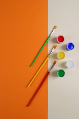 Bir dizi beş renkli guaj boyalar ve fırçalar
