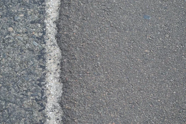 Kanten av grå asfaltvägen. — Stockfoto
