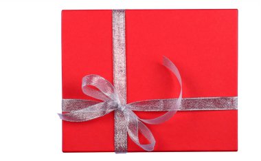 beyaz zemin üzerinde izole kırmızı hediye kutusu.
