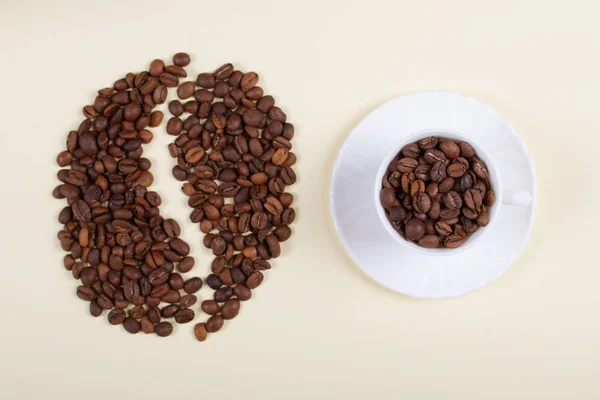 Taza de café y grano de café grande hecho de granos dispersos . — Foto de Stock