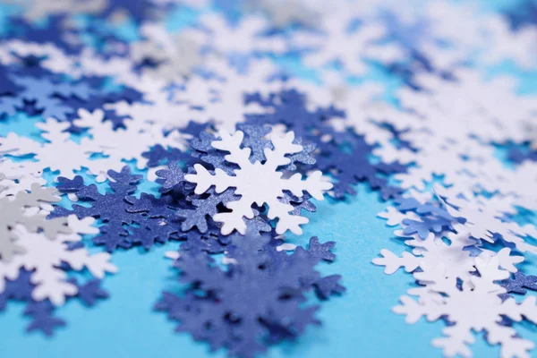 Sok Fehér Kék Csillogó Papír Hópelyhek Világoskék Háttér Téli Karácsonyi — Stock Fotó