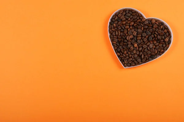 Szív Alakú Lemez Narancsszínű Háttér Szöveg Szóközzel Szemes Kávé — Stock Fotó