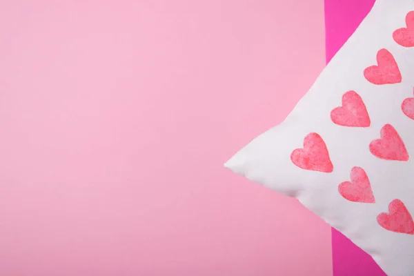 Travesseiro Pequeno Bonito Com Corações Fundo Rosa Com Espaço Cópia — Fotografia de Stock