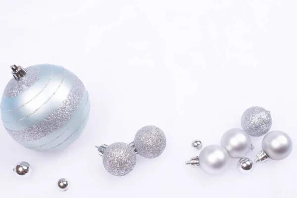 美丽的光泽和闪闪发光的微妙的浅蓝色和银色的小球在人工雪盖的背景 新年和圣诞节的概念 复制空间 — 图库照片