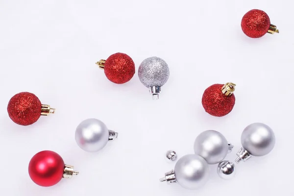 美丽的光泽和闪闪发光的红色和银色的小球在人工雪盖的背景下 新年和圣诞节的概念 复制空间 — 图库照片