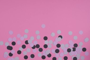 Pembe arka plan boşaltmak renkli yuvarlak konfeti ile. Kartpostal için bir tatil kavram olarak kullanılabilir.