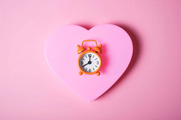 Turuncu Alarm Saati Saat Sekizde Gösteren Pembe Kalp Aynı Sesi — Stok fotoğraf