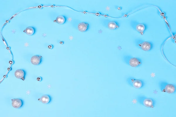 Beaucoup Boules Noël Argent Ruban Perles Décorées Confettis Flocons Neige — Photo