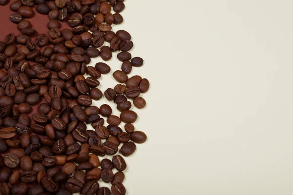 Granos Café Tostados Dispersos Sobre Fondo Beige Marrón Doble Tono — Foto de Stock