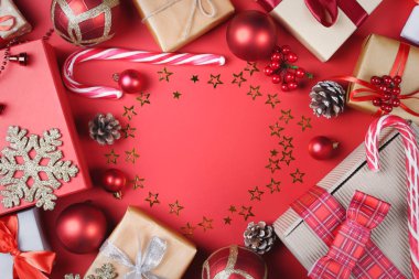 Noel hediyeleri ve aksesuarlar kırmızı.