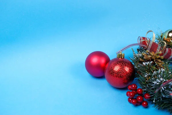 Vibranti Palline Rosse Brillanti Decorazione Frammento Ghirlanda Natale Fatta Rami — Foto Stock