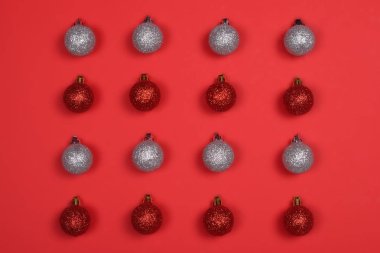 Parlak ve parlak kırmızı ve gümüş Noel baubles sparkles kırmızı zemin üzerine desen.