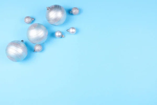 Soumission Brillante Petites Boules Noël Sur Fond Bleu Pastel Avec — Photo