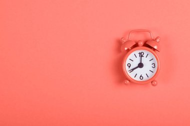 Analog alarm saati sekiz sabah yaşayan gösteren mercan arka plan. Düz kopya alanı ile yatıyordu. 2019 rengini.