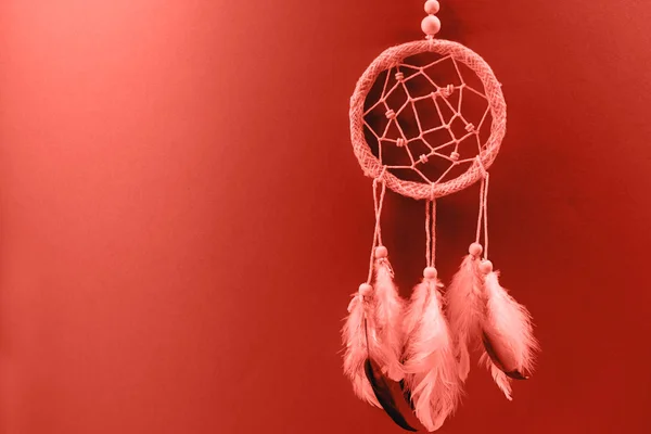 Dreamcatcher Com Penas Sobre Fundo Gradiente Coral Design Étnico Símbolo — Fotografia de Stock