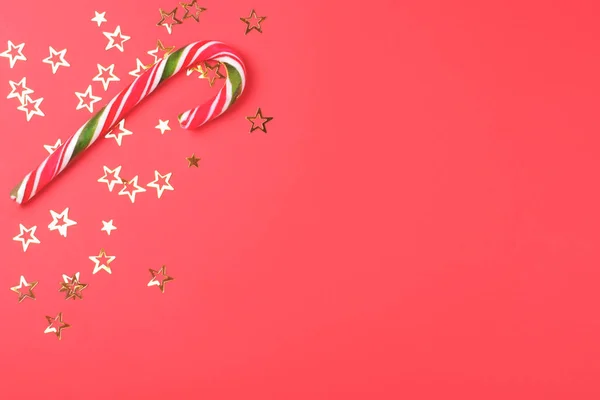 Bastoncino Zucchero Righe Natalizie Sfondo Rosso Decorato Con Brillanti Confetti — Foto Stock