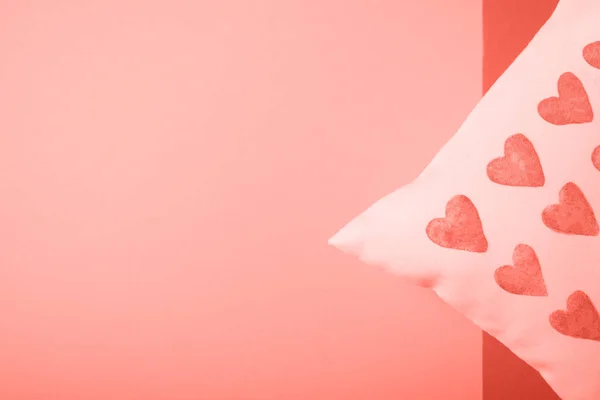 Travesseiro Pequeno Bonito Com Corações Fundo Rosa Com Espaço Cópia — Fotografia de Stock