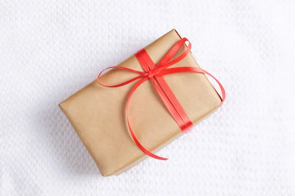Красивая Подарочная Коробка Завернутая Бумагу Завязанная Красной Лентой Белом Трикотажном — стоковое фото