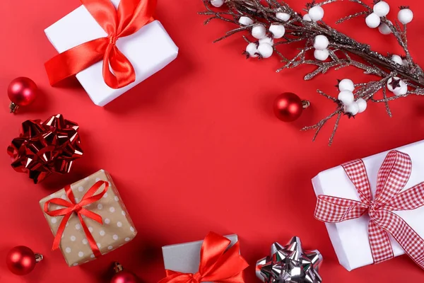 Güzel Noel hediye kutuları ve kopya alanı kırmızı zemin üzerine şenlikli aksesuarları. Kutlama kavramı.