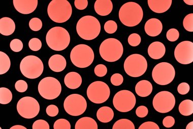 Mercan ve siyah arka plan, büyük ve küçük çemberin. Rengi 2019, yılın ana eğilim. Festival kavramı.