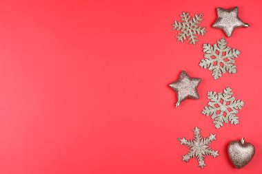 Canlı kırmızı Noel arka plan altın glitter kar taneleri, star ve kalp ile baubles şeklinde.