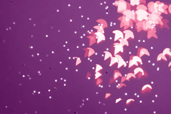 光沢のある抽象の暗い紫色の背景の星美しいお祭り光魔法の大気を作成します お祝いのコンセプト — ストック写真