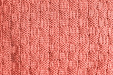 Kareli desen 2019 trend olan mercan renk tonlu olarak örme kumaş dokusuna.