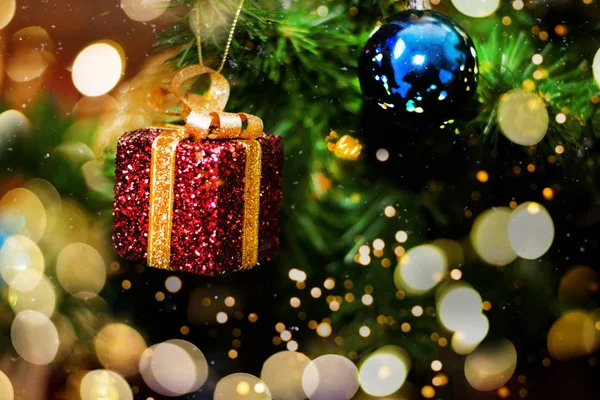 Branchi Albero Natale Decorato Con Piccola Scatola Regalo Glitter Con — Foto Stock