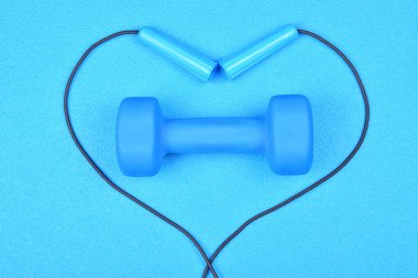 Büyük ve ağır bir dumbbell Fitness mercan arka plan üzerinde renkli 2019 trend olduğu. Sağlıklı yaşam konsepti. Metin için yer.