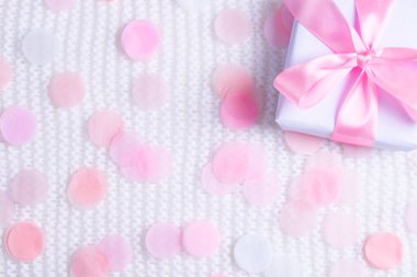 Güzel hediye kutusu konfeti ile beyaz arka plan üzerinde.