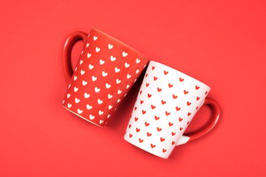 Kalp hareketli arka plan üzerinde kırmızı ve beyaz bardak birkaç boyalı. Sevgililer günü romantik tanışma kavramı. Kupalar kavramı kopya alanı için metin ile.