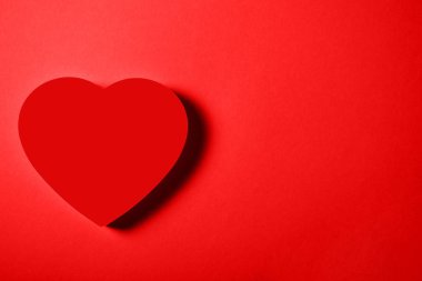 Güzel büyük canlı kırmızı kalp metin için yer ile aynı renk arka plan üzerinde bir gölge ile. Sevgililer günü ve aşk kavramı.