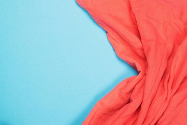 2019 yılının ana eğiliminde mavi zemin üzerinde yer alan canlı mercan renginde pamuk dokusu. Metin için kopya alanı olan modaya uygun güzel arkaplan.