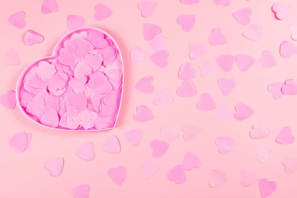 Caixa Forma Coração Rosa Macia Cheia Corações Confete Fundo Pastel — Fotografia de Stock