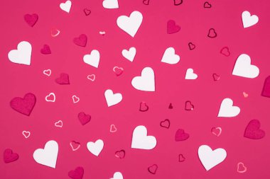 Eflatun ve beyaz canlı arka plan büyük ve küçük lif kalp ve kalp şeklindeki konfeti hissettim. Festival zemin, Sevgililer günü ve aşk kavramı.